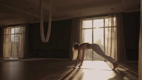 Gesunde-Frau-Trainiert-Zu-Hause-Und-übt-Yoga-Posen-Im-Zimmer-Und-Genießt-Das-Morgendliche-Fitnesstraining